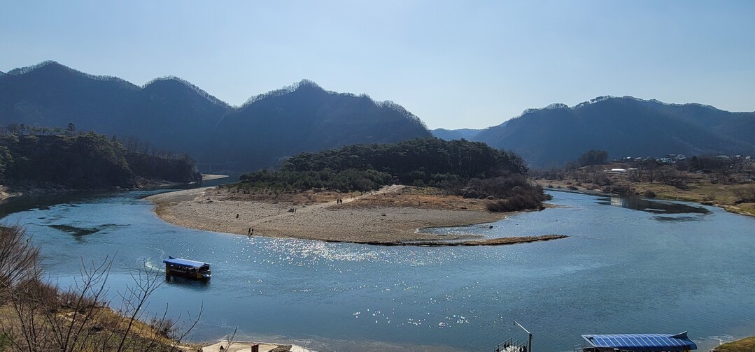 오염되지 않은 푸른 강물이 흐르고 나룻배가 다니는 아름다운 우리 강산...