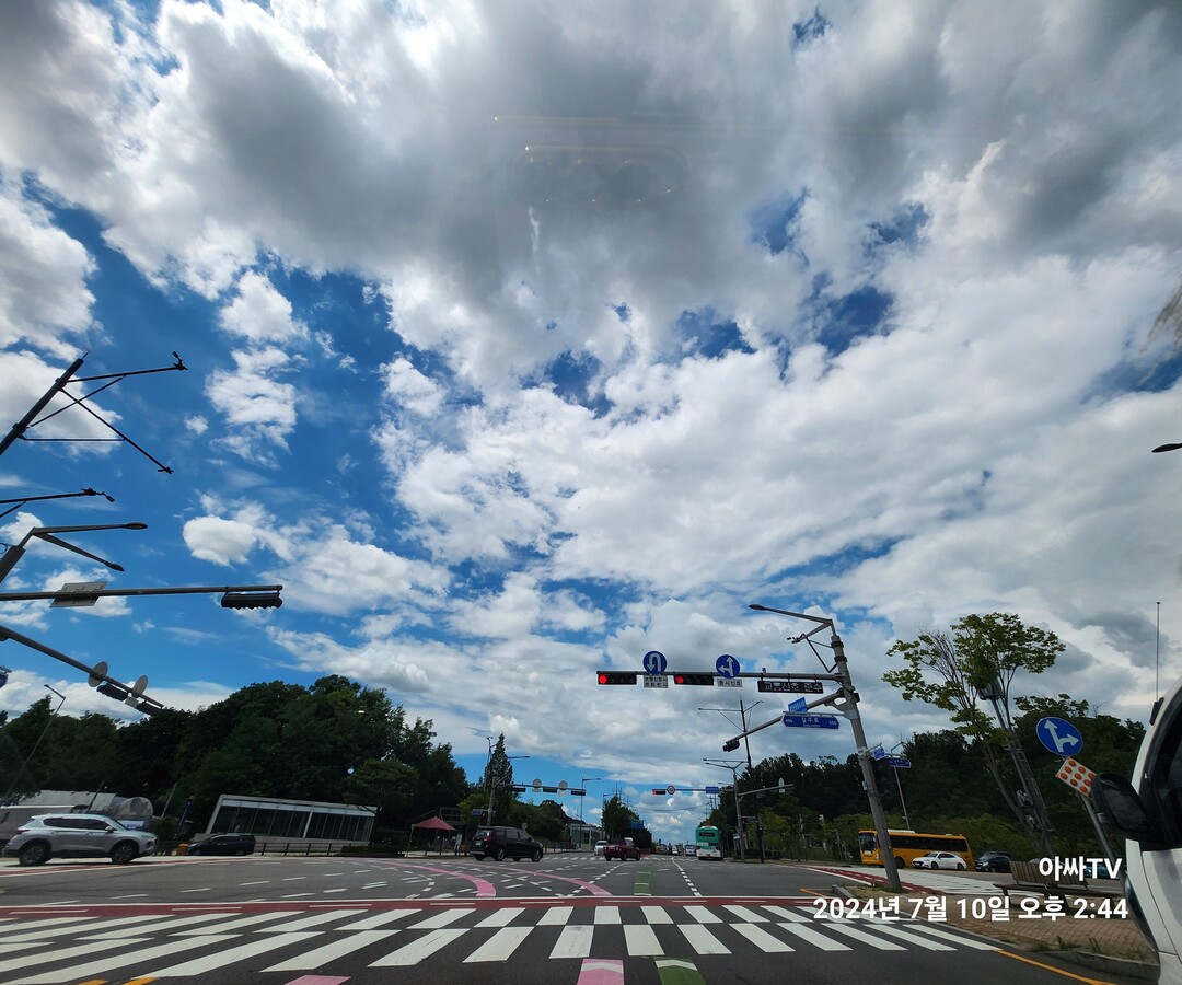 미세먼지 없는 맑은 하늘, 오염되지 않은 자연의 상징은 역시 파란 하늘과 뭉게구름이죠!