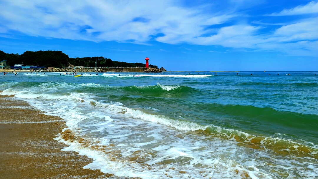 양양 동해바다의 푸른 파도와 맑은 하...