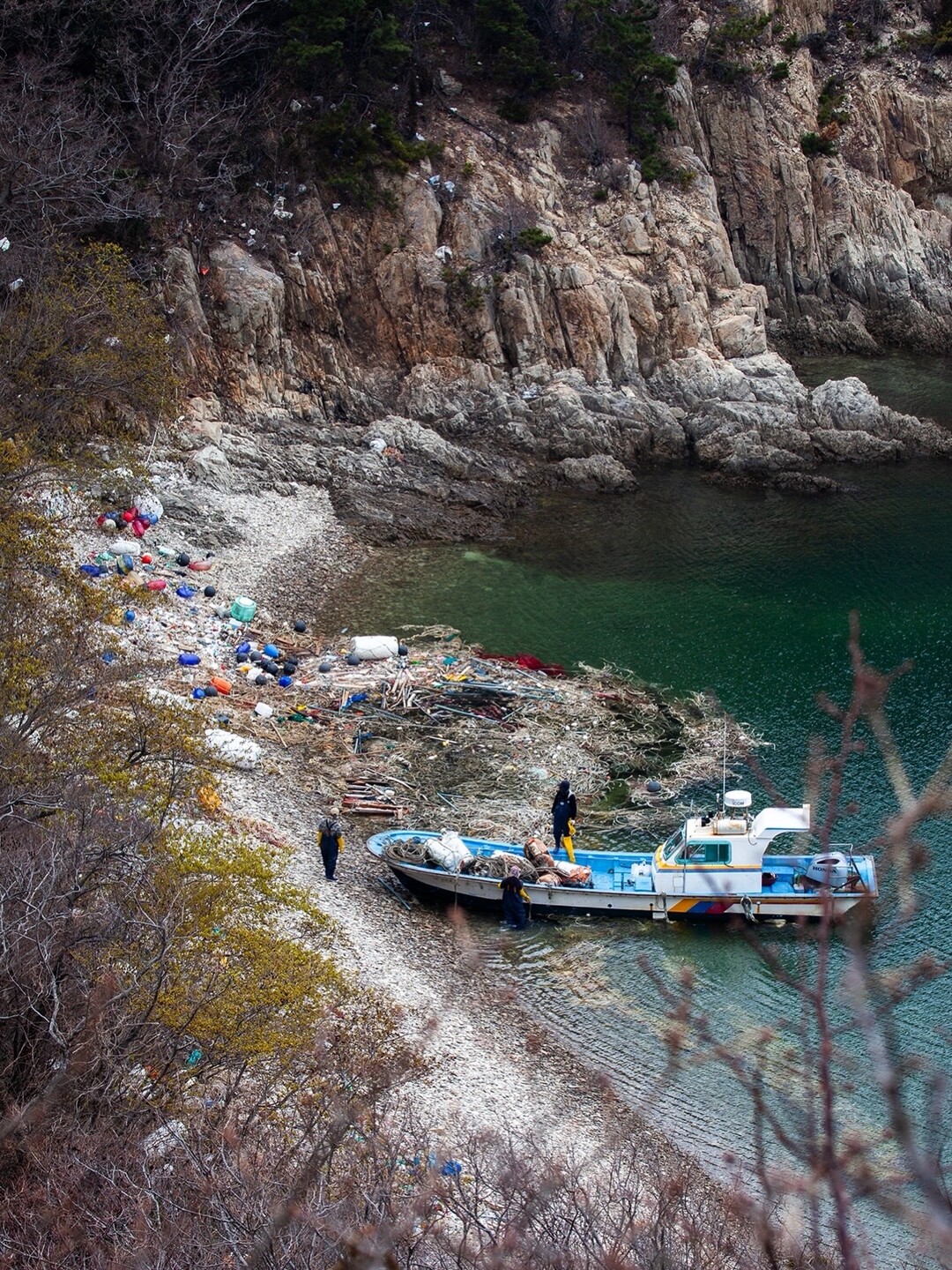 바다에 무분별하게 버려진 폐어구들 때문에 바다는 병들고 물고기들이 죽어갑니다